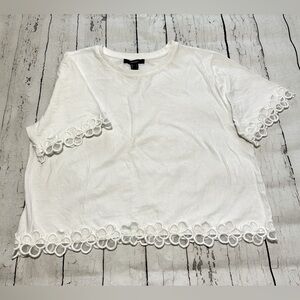 Forever 21 short-sleeve crop top with daisy details, size L."